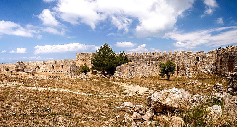 Άποψη των τειχών του μεσσαιωνικού κάστρου Χλεμούτσι