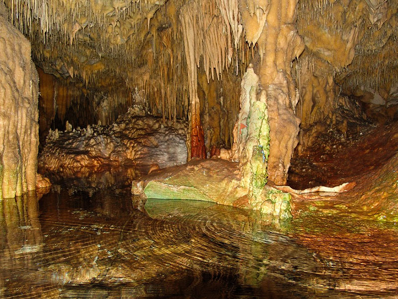 Σταλακτίτες και σταλαγμίτες στο Σπήλαιο Διρού