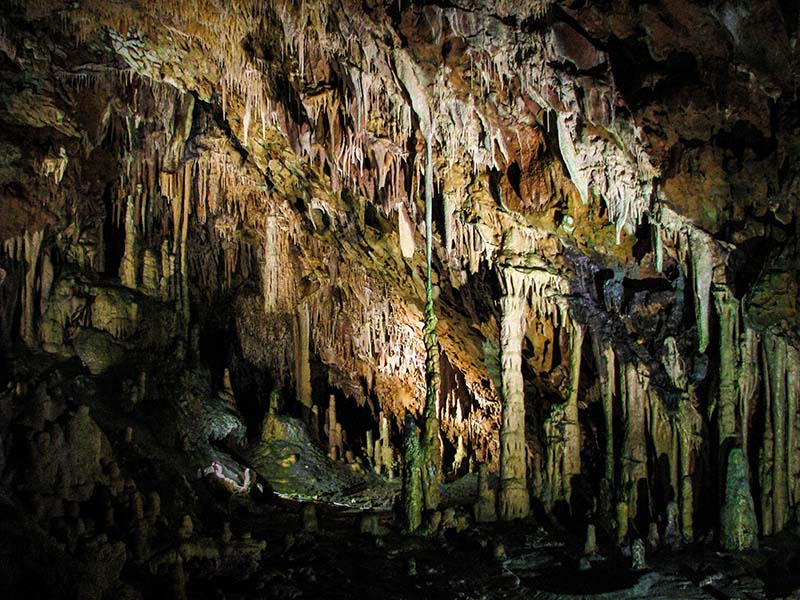 Σταλακτίτες και σταλαγμίτες στο Σπήλαιο Διρού
