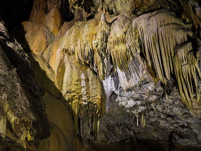 Σταλακτίτες και σταλαγμίτες στο Σπήλαιο των Λιμνών