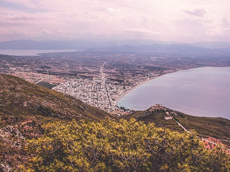 ﻿Άποψη της πόλης του Λουτρακίου με τη Μονή του Οσίου Παταπίου
