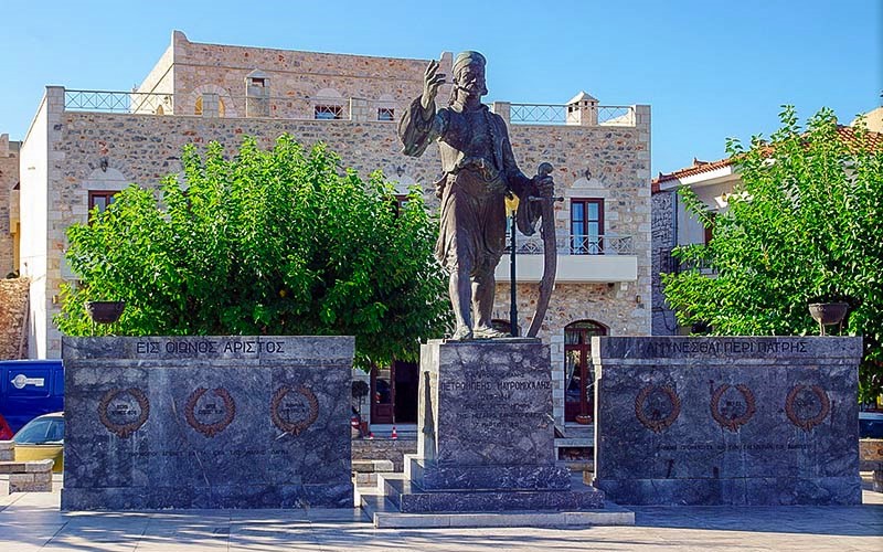 Μνημείο προς τιμήν του Πετρόμπεη Μαυρομιχάλη στην Αρεόπολη