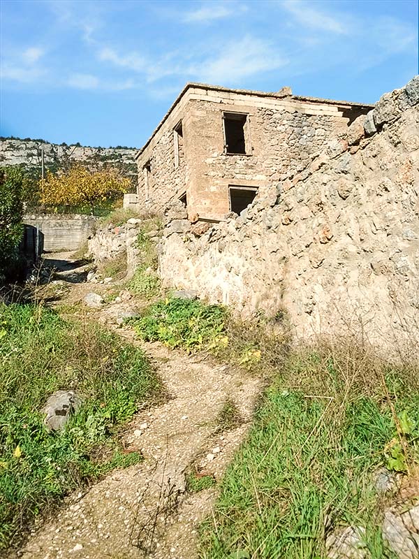 Πετρόχτιστο κτήριο στο χωριό Κεφαλάρι